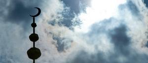 Der Halbmond auf dem Minarett der Abubakr Moschee in Frankfurt am Main