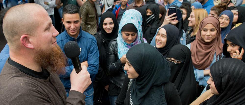 Der radikale Salafistenprediger Pierre Vogel (l) bei einer Kundgebung in Offenbach am Main.