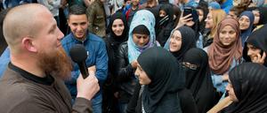 Der radikale Salafistenprediger Pierre Vogel (l) bei einer Kundgebung in Offenbach am Main. 