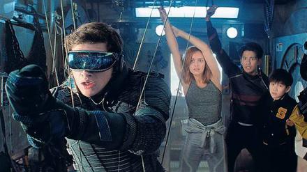 Angriff der Cyberrebellen. Teenager Wade Watts (Tye Sheridan) und seine Kumpels Samantha Cook (Olivia Cooke), Daito (Win Morisaki) und Sho (Philip Zao).