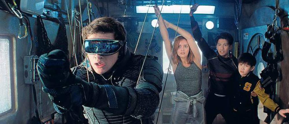 Angriff der Cyberrebellen. Teenager Wade Watts (Tye Sheridan) und seine Kumpels Samantha Cook (Olivia Cooke), Daito (Win Morisaki) und Sho (Philip Zao).