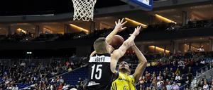 Hart umkämpft. Albas Stefan Peno (in gelb, rechts) auf dem Weg zum Korb.