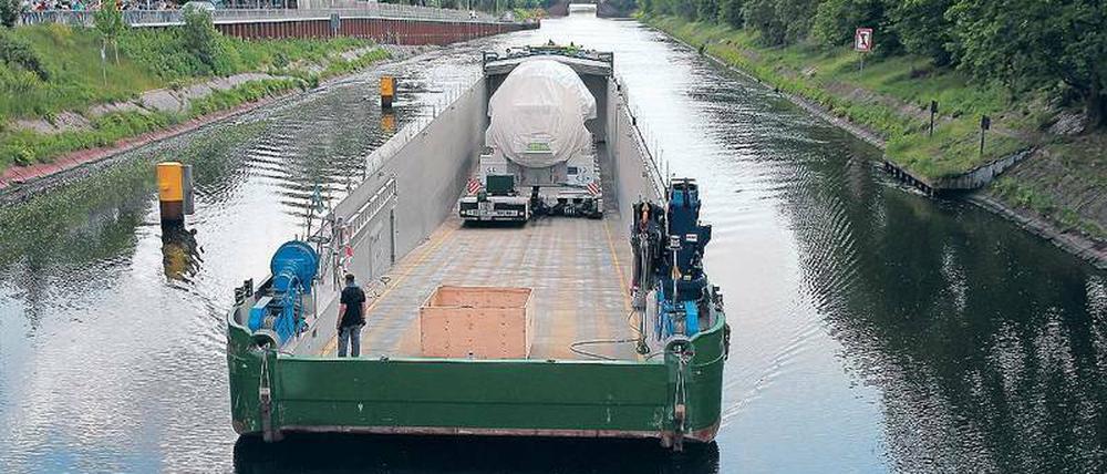Eine Gasturbine aus dem Siemens-Werk in Moabit wird zunächst über den Westhafenkanal in Richtung Düsseldorf verschifft. 