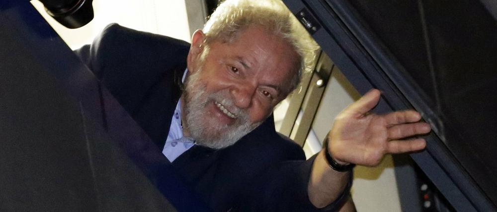 Inacio Lula da Silva, ehemaliger Präsident von Brasilien, winkt aus einem Fenster seinen Anhängern zu.