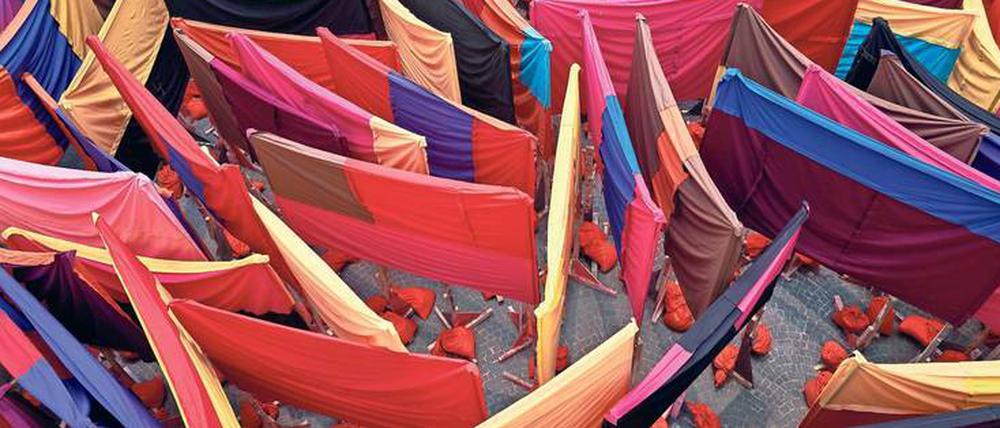 Die Installation "Untitled: 100banners2015" der britischen Künstlerin Phyllida Barlow.
