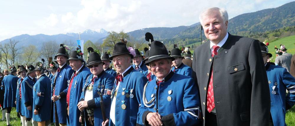 Horst Seehofer (CSU) steht mit Gebirgsschützen am Patronatstag an der Kaltenbrunner Wiese zusammen.