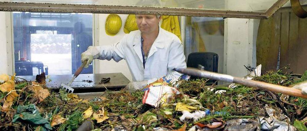 Megaproblem Mikroplastik: Plastiktüten, Flaschen und sonstige erkennbare Fremdkörper können aus dem Biomüll entfernt werden, wenn auch mühsam. Dennoch gelangen viel zu viele Mikroplastik-Teilchen in den Kompost und die Natur. 