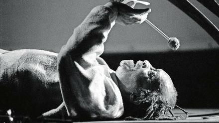 Pianist Cecil Taylor (1929-2018) machte auch im Liegen Musik.