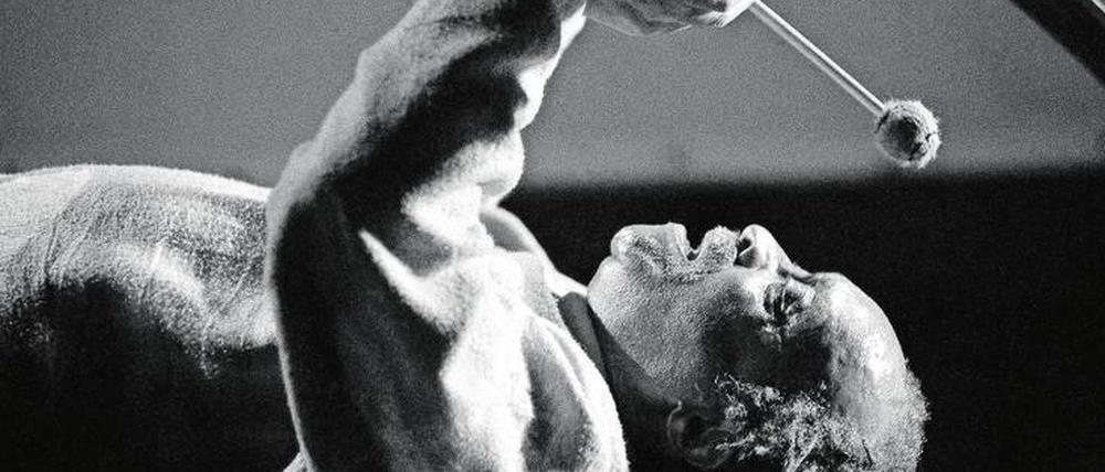 Pianist Cecil Taylor (1929-2018) machte auch im Liegen Musik.