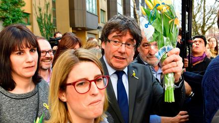 Gefeiert von seinen Anhängern: Carles Puigdemont nach seiner Pressekonferenz in Berlin