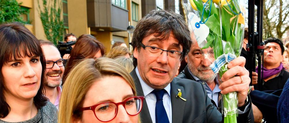 Gefeiert von seinen Anhängern: Carles Puigdemont nach seiner Pressekonferenz in Berlin