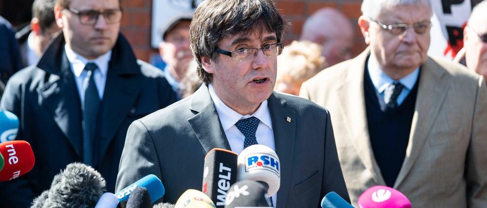 Der katalanische Separatistenchef Puigdemont gibt nach seiner Entlassung aus der JVA Neumünster eine Erklärung ab.