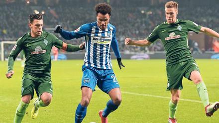 Ab durch die Mitte. Valentino Lazaro, hier im Spiel gegen Bremen, wurde gerade zum besten Nachwuchsspieler des Monats März gewählt. Foto: Carmen Jaspersen/dpa
