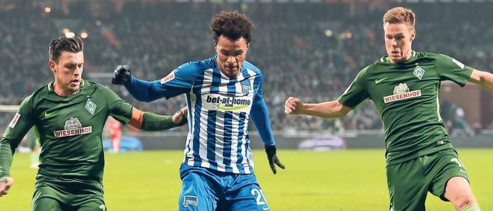 Ab durch die Mitte. Valentino Lazaro, hier im Spiel gegen Bremen, wurde gerade zum besten Nachwuchsspieler des Monats März gewählt. Foto: Carmen Jaspersen/dpa