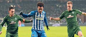 Ab durch die Mitte. Valentino Lazaro, hier im Spiel gegen Bremen, wurde gerade zum besten Nachwuchsspieler des Monats März gewählt. Foto: Carmen Jaspersen/dpa