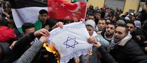 Bei Demonstrationen im Dezember 2017 in Berlin zündeten muslimische Antisemiten selbstgemalte Fahnen mit einem Davidstern an.