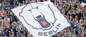 Der harte Kern der Eisbären-Fans hat trotz Viertelfinal-Aus in den Play-offs doch noch etwas zu feiern.