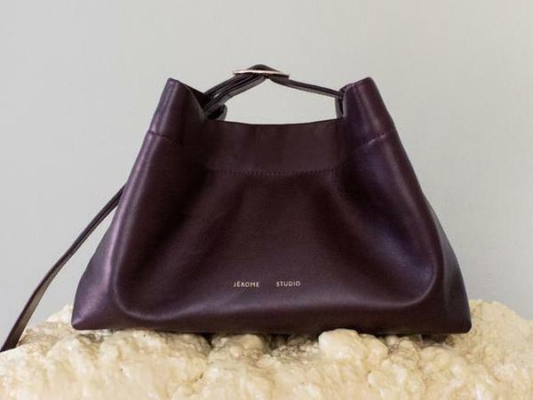 Diese Tasche von Jérome Studio kann man als Clutch oder klassisch über der Schulter tragen.