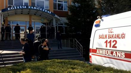 Türkische Polizisten und ein Rettungswagen am Donnerstag vor dem Eingang der Hochschule.