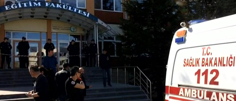 Türkische Polizisten und ein Rettungswagen am Donnerstag vor dem Eingang der Hochschule.