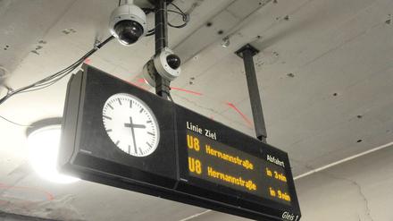 Alles im Blick: Videokameras am U-Bahnhof Schönleinstraße.