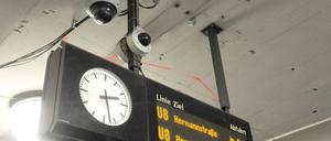 Alles im Blick: Videokameras am U-Bahnhof Schönleinstraße.