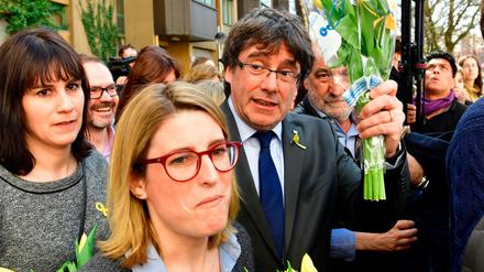 Blumen für den Verehrten: Carles Puigdemont wurde in Berlin geradezu euphorisch gefeiert.