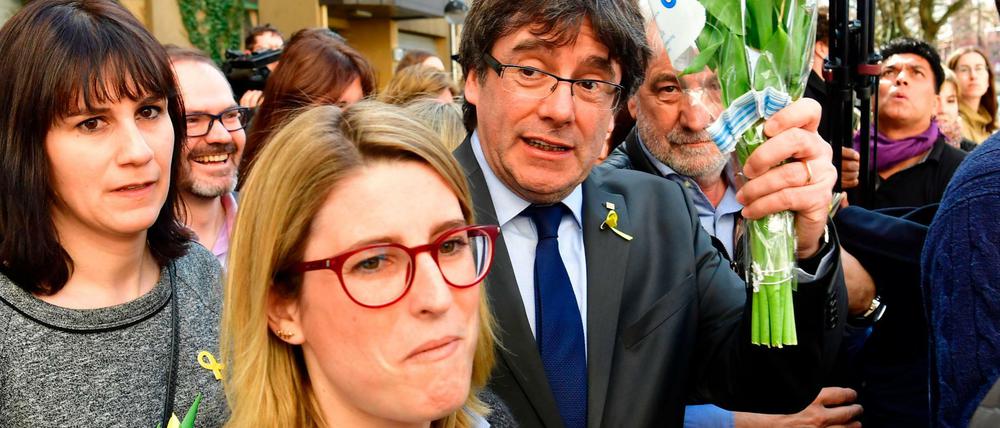 Blumen für den Verehrten: Carles Puigdemont wurde in Berlin geradezu euphorisch gefeiert.