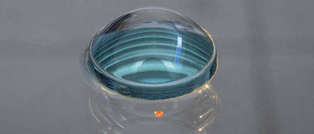 Micha Ullmans Installation "Bis zum letzten Sandkorn" (2011) durch die Lupe betrachtet.