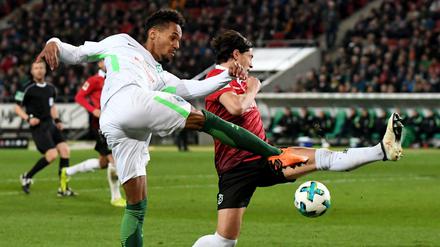 Werder um Theodor Gebre Selassie (links) kam gegen Hannover 96 (Miiko Albornoz) kaum zum Zug.