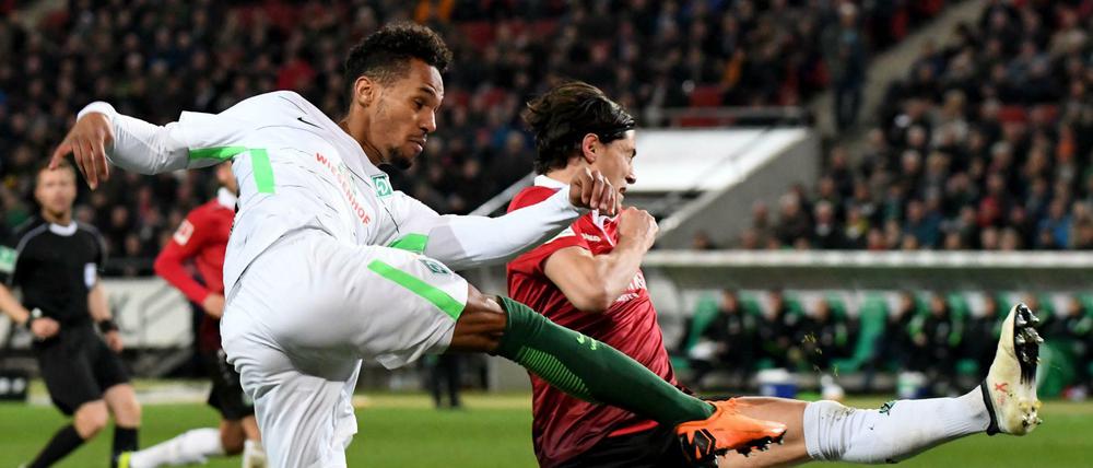 Werder um Theodor Gebre Selassie (links) kam gegen Hannover 96 (Miiko Albornoz) kaum zum Zug.