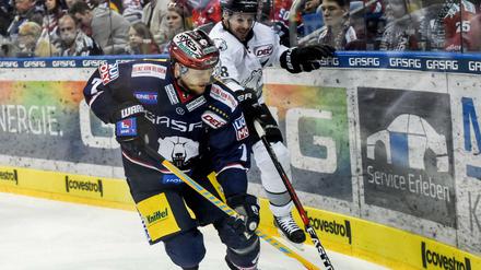 06.04.2018, Berlin: Eishockey DEL: Eisbären Berlin - Nürnberg Ice Tigers, Meisterschaftsrunde, Halbfinale, 5. Spieltag in Mercedes-Benz Arena. Berlins Frank Hördler (l) nimmt Nürnbergs Steven Reinprecht den Puck ab. Foto: Christophe Gateau/dpa +++ dpa-Bildfunk +++