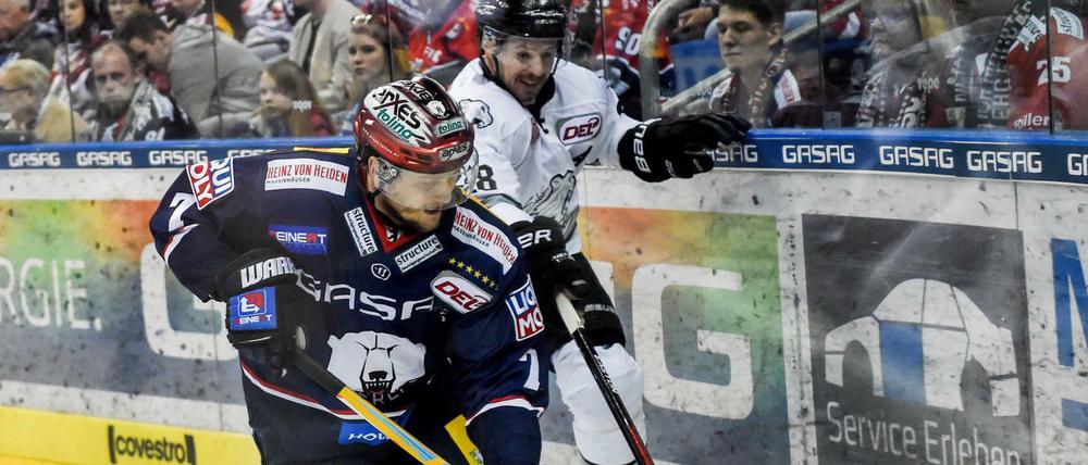06.04.2018, Berlin: Eishockey DEL: Eisbären Berlin - Nürnberg Ice Tigers, Meisterschaftsrunde, Halbfinale, 5. Spieltag in Mercedes-Benz Arena. Berlins Frank Hördler (l) nimmt Nürnbergs Steven Reinprecht den Puck ab. Foto: Christophe Gateau/dpa +++ dpa-Bildfunk +++