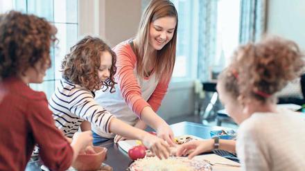 Gemeinsame Mahlzeit. Wenn es gut läuft, essen Au-pairs mit der Gastfamilie. Wenn es schlecht läuft, sind sie nur für die Zubereitung zuständig. Denn es kommt vor, dass die jungen Leute aus dem Ausland als billige Arbeitskräfte angesehen werden.