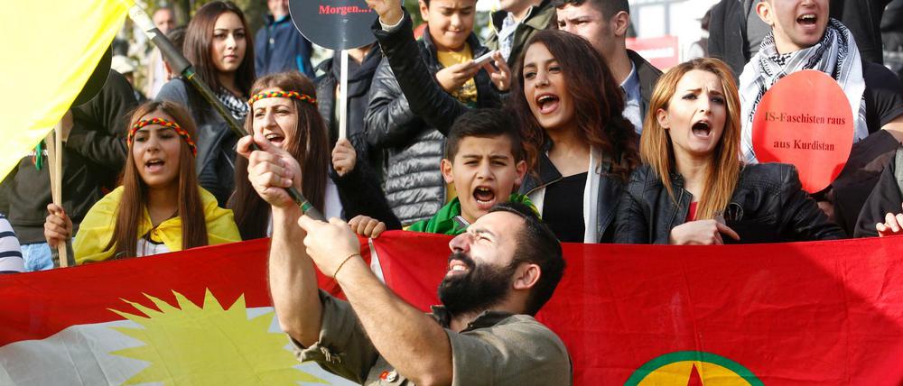 Kurden demonstrieren am 11.10.2014 in Düsseldorf gegen den IS-Terror und für die Freilassung des in der Türkei inhaftierten PKK-Chefs Öcalan.