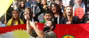 Kurden demonstrieren am 11.10.2014 in Düsseldorf gegen den IS-Terror und für die Freilassung des in der Türkei inhaftierten PKK-Chefs Öcalan.