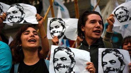 Anhänger von Brasiliens Ex-Präsident Lula demonstrieren in Buenos Aires, Argentinien 