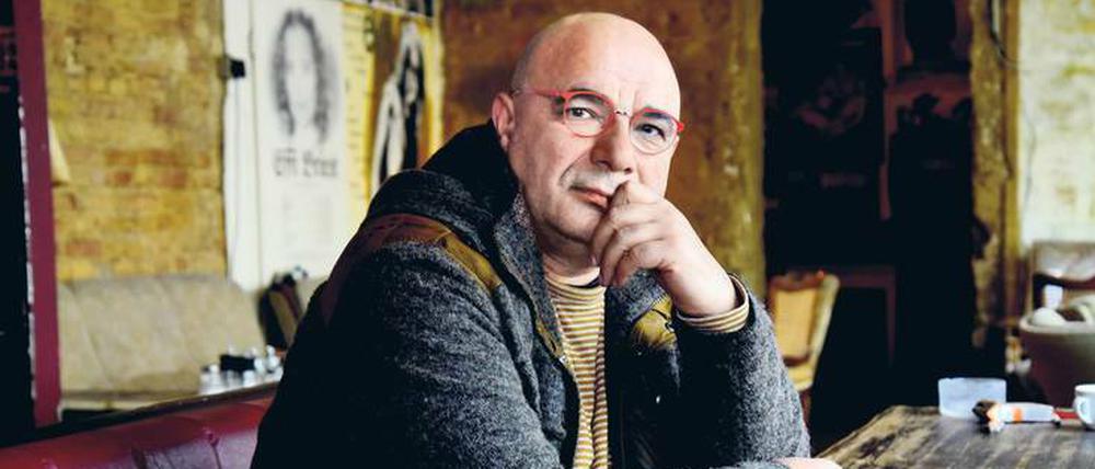 Der kurdische Produzent Mehmet Aktas in seinem Kreuzberger Café. 