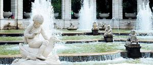 Feuchtes Vergnügen. Am Märchenbrunnen im Volkspark Friedrichshain sprudelt seit Donnerstag wieder das Wasser. 