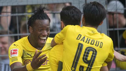 Michy Batshuayi (l) jubelt über seinen Treffer zum 2:0 mit Mahmoud Dahoud (r).