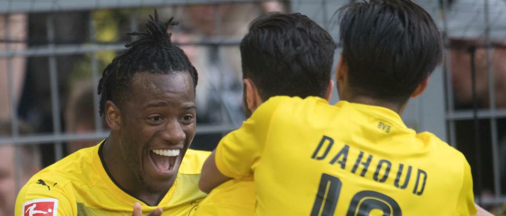 Michy Batshuayi (l) jubelt über seinen Treffer zum 2:0 mit Mahmoud Dahoud (r).