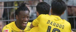 Michy Batshuayi (l) jubelt über seinen Treffer zum 2:0 mit Mahmoud Dahoud (r).