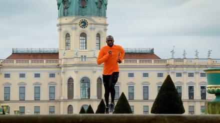 Hans Sarpei beim Training vor Schloss Charlottenburg.