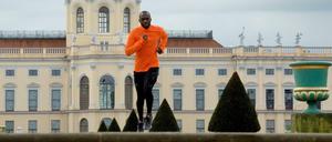 Hans Sarpei beim Training vor Schloss Charlottenburg.