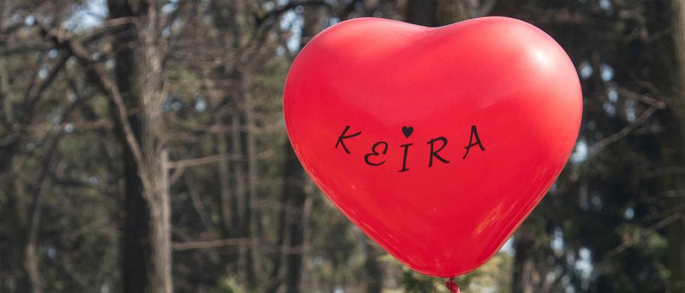 Trauer in Alt-Hohenschönhausen. Angehörigen, Freunde, Mitschüler und Lehrer kamen zum Friedhof.