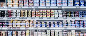 Ein Kühlregal in einer Edeka-Filiale.