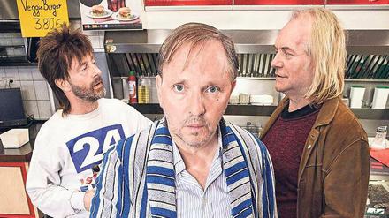 Bademantel-Philosoph. Das wahre Leben in der Eppendorfer Grillstation mit Dittsche (Olli Dittrich, v.), Ingo (Jon Flemming Olsen, l.) und Krötensohn Jens (Jens Lindschau).
