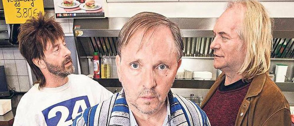 Bademantel-Philosoph. Das wahre Leben in der Eppendorfer Grillstation mit Dittsche (Olli Dittrich, v.), Ingo (Jon Flemming Olsen, l.) und Krötensohn Jens (Jens Lindschau).
