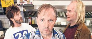 Bademantel-Philosoph. Das wahre Leben in der Eppendorfer Grillstation mit Dittsche (Olli Dittrich, v.), Ingo (Jon Flemming Olsen, l.) und Krötensohn Jens (Jens Lindschau).