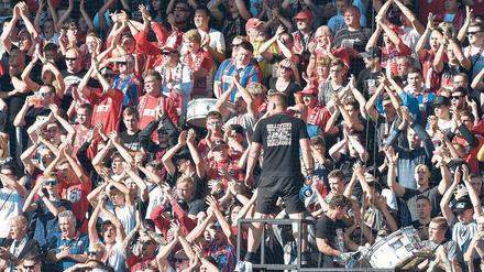 Ihre Stimme. Ein Großteil der Fans von Energie Cottbus fällt nicht negativ auf, sondern unterstützt die Mannschaft.